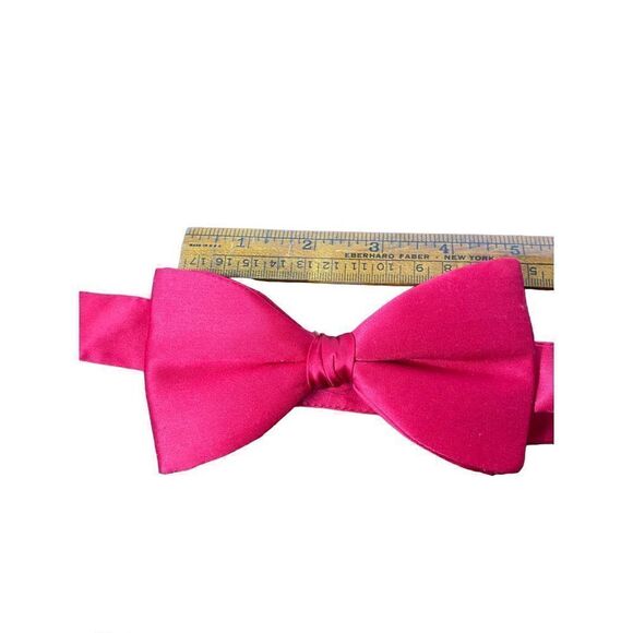 Shiny red Cummerbund and matching bow tie both adjustable - Picture 3 of 7